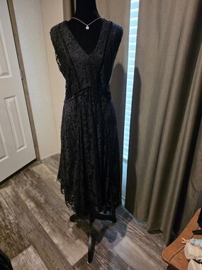 Elegant Black Lace V-Neck Midi Dress